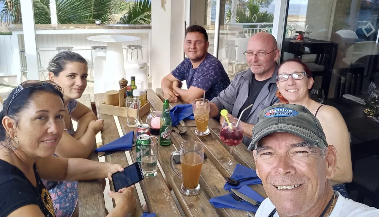 "Family enjoying a dinner with Scuba Vida Tour"