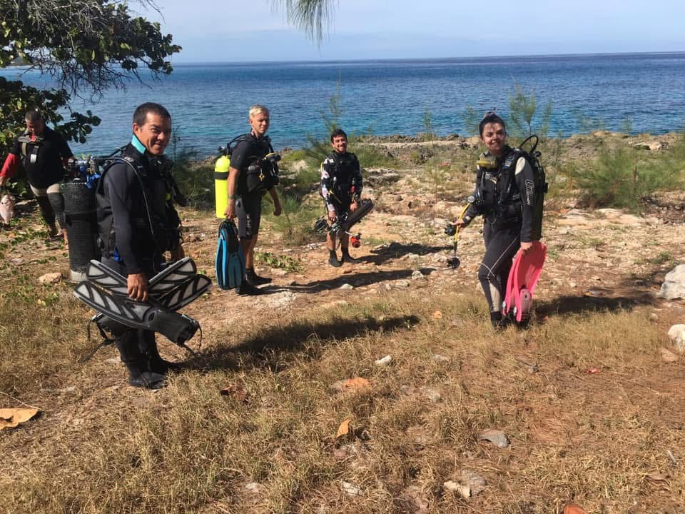 Beginners starting discover scuba diving immersion in Puerto Escondido near Varadero Beach