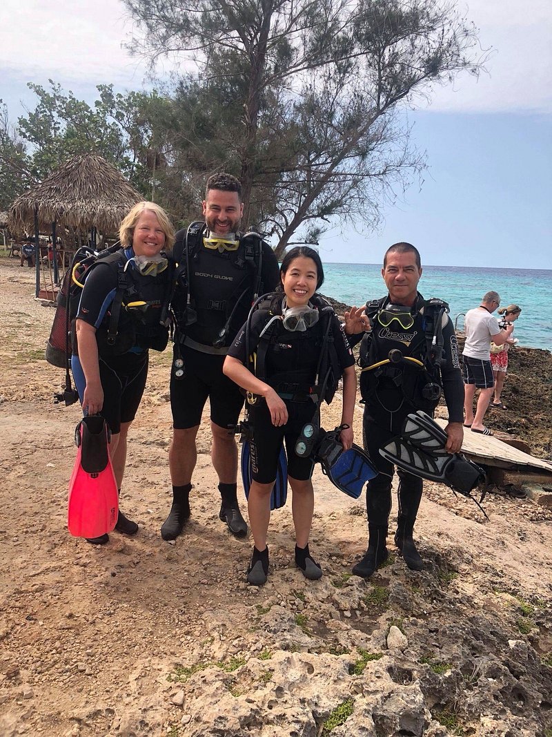 Small diver group right before get the first immersion in a discover scuba diving varadero experience