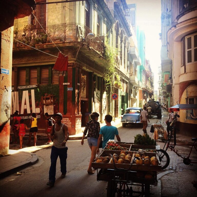 Travelers enjoying a Havana tour from Varadero With Scuba Vida