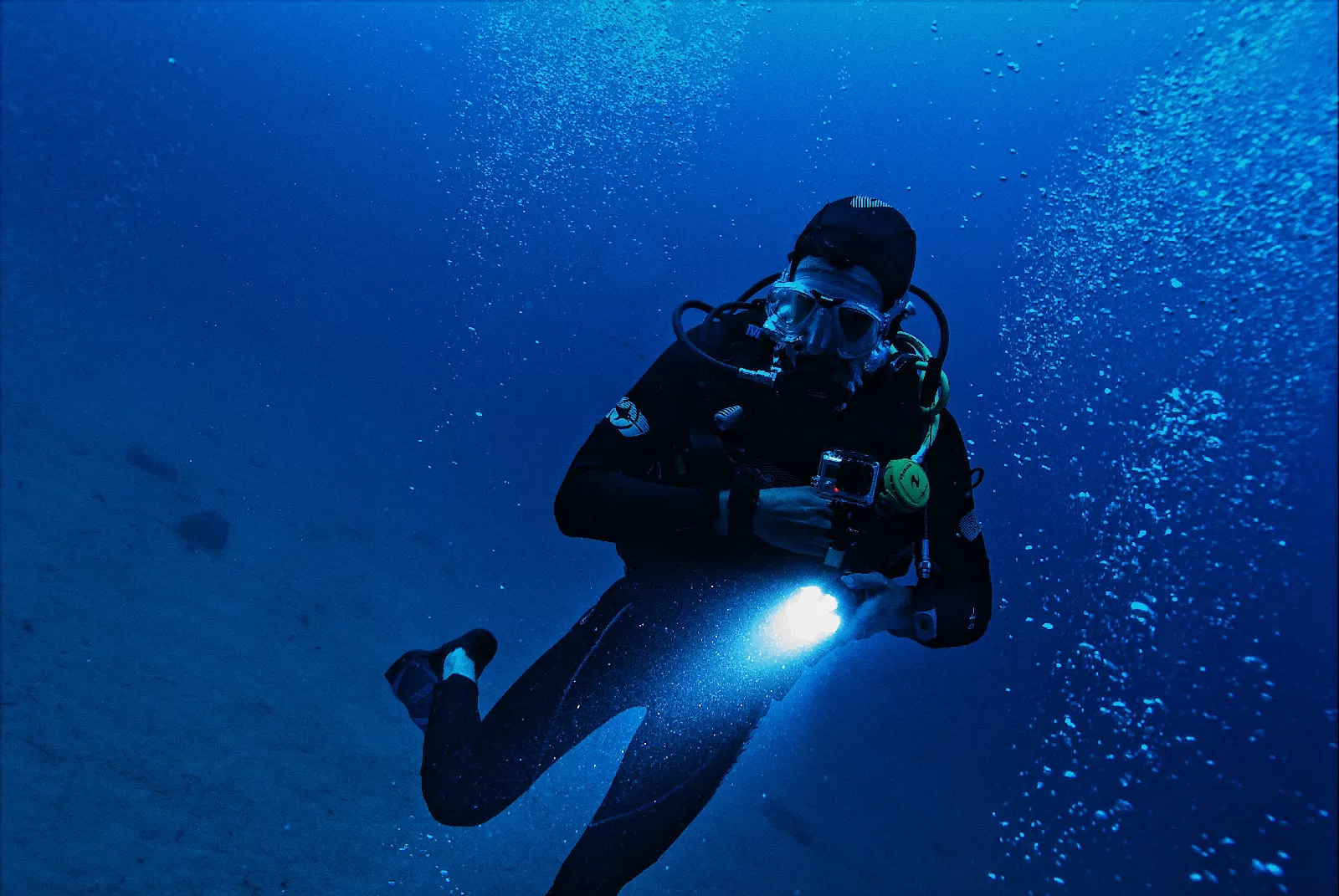 Using dive light during night diving specialty training