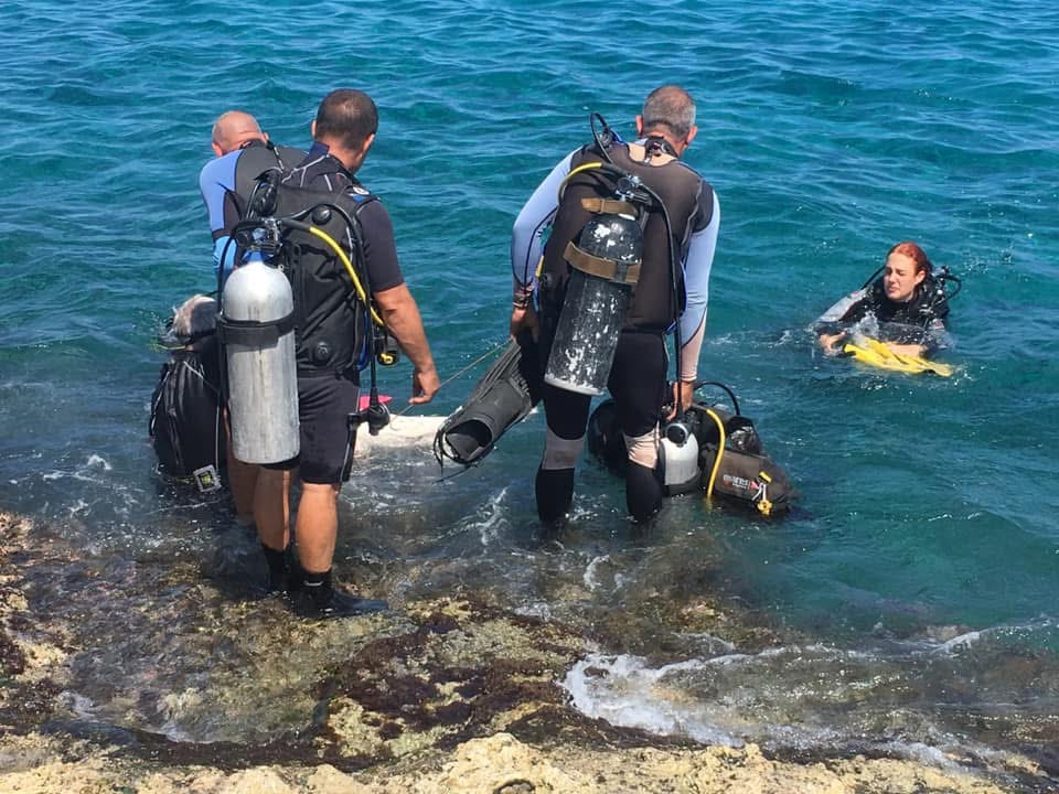 Group of divers geting in to the water