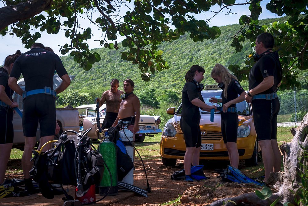 Travelers arriving at their destination after a private transfer in Cuba